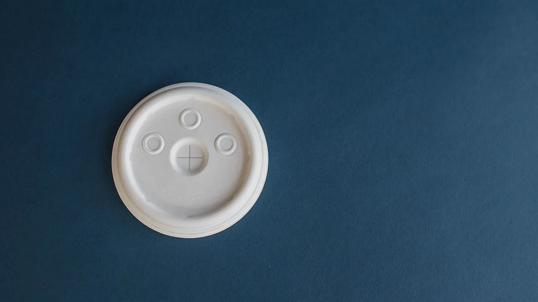 PulPac's dry-molded fiber cold beverage lid