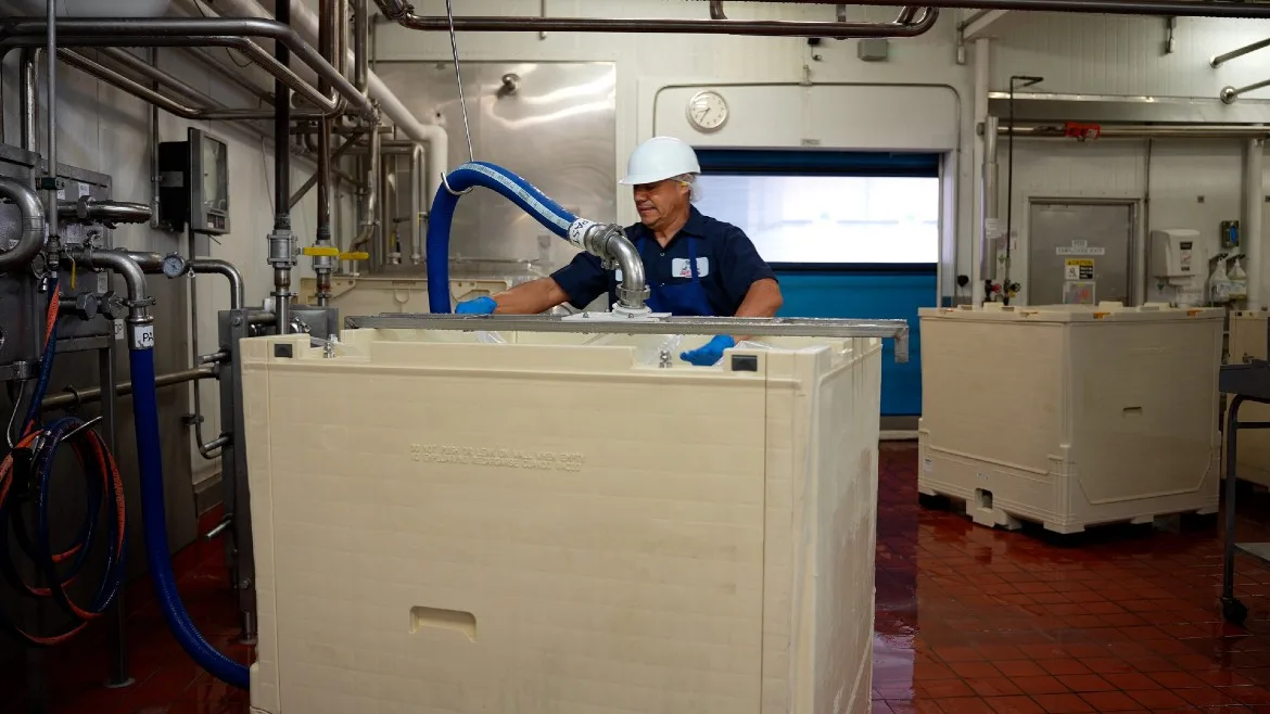 Filling container
