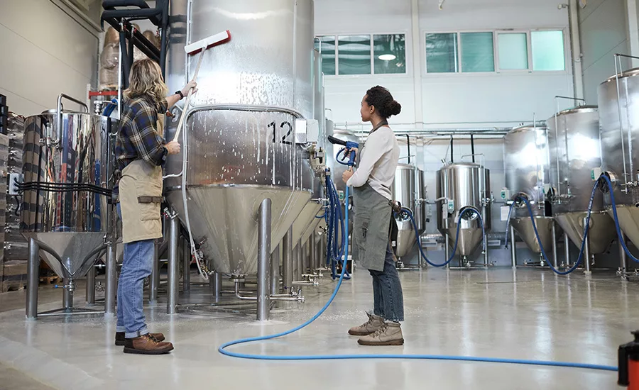 cleaning a brewing tank cleaning a brewing tank