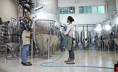 cleaning a brewing tank cleaning a brewing tank