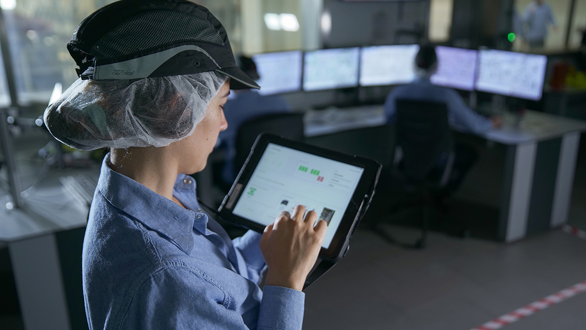 Nestlé operator uses a tablet in Girona factory